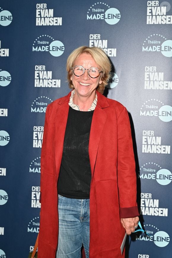 Si Ariane Massenet a tourné le dos à la présentation tv, elle collabore néanmoins avec le média en ligne Mesdames. Tout ça, en profitant également de sa maison dans le Perche ! 

Ariane Massenet arrive à la répétition générale de la pièce d'Olivier Soliveres 'Cher Evan Hansen' au Théâtre de la Madeleine, à Paris, France, le 8 octobre 2025. Photo par Mireille Ampilhac/Abaca