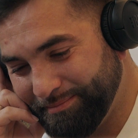 Kendji Girac dans l'émission "Rendez-vous en terre inconnue" sur France 2, le 29 avril 2024