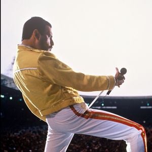 "Freddie Mercury était et il est mon père", indique-t-elle, ajoutant qu'ils avaient "une relation très fusionnelle et très aimante".
Freddie Mercury et Queen en concert au stade Wembley à Londres, en 1986.