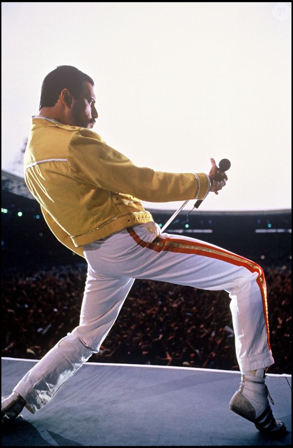 "Freddie Mercury était et il est mon père", indique-t-elle, ajoutant qu'ils avaient "une relation très fusionnelle et très aimante".

Freddie Mercury et Queen en concert au stade Wembley à Londres, en 1986.