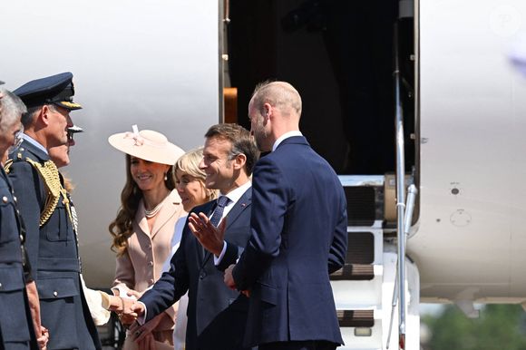 Le prince William, prince de Galles, et Catherine (Kate) Middleton, princesse de Galles, accueillent le couple présidentiel français le président Emmanuel Macron et sa femme la Première Dame Brigitte Macron à l'aéroport Station RAF de Northolt, à Ruislip, Royaume Uni, le 8 juillet 2025. À l'invitation de Leurs Majestés le roi et la reined'Angleterre, le président français et Madame la Première effectueront une visite d'État au Royaume-Uni du 8 au 10 juillet 2025. © Jeanne Accorsini/Pool/Bestimage