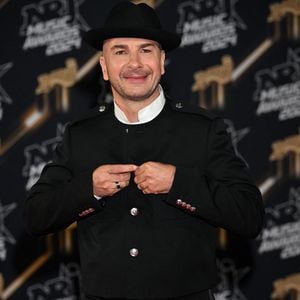 Michael Youn au photocall de la 26ème édition des NRJ Music Awards à Cannes, le 1er novembre 2024. © Bebert-Guignebourg/Bestimage