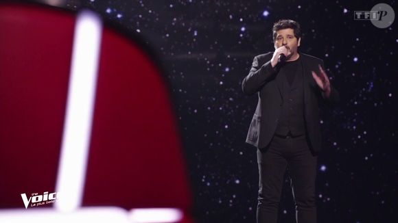 Dans une scène jamais vue dans l’histoire du télé‑crochet, il a tenté d’obtenir l’un des fameux buzz de ses confrères sans se faire reconnaître.

The Voice sur TF1 le 28 février 2026