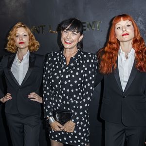 À la fin des années quatre-vingt-dix, Lio est tombée amoureuse et a eu des jumelles.

La chanteuse Lio et ses filles Garance et Léa - Photocall du défilé de mode PAP printemps-été "Saint Laurent" à Paris. 
© Olivier Borde / Bestimage