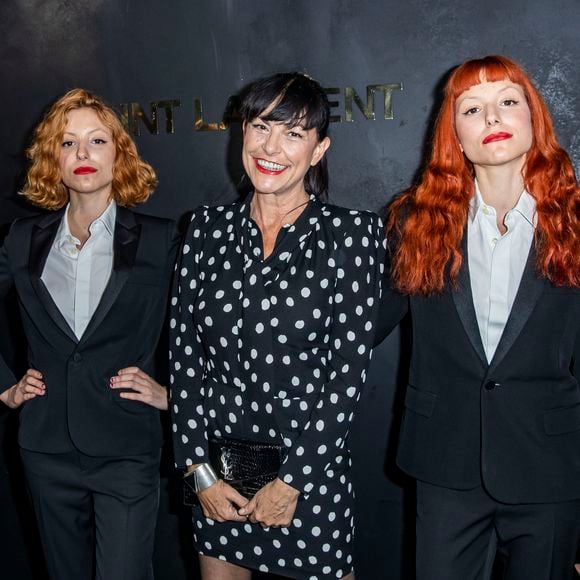 À la fin des années quatre-vingt-dix, Lio est tombée amoureuse et a eu des jumelles.

La chanteuse Lio et ses filles Garance et Léa - Photocall du défilé de mode PAP printemps-été "Saint Laurent" à Paris. 
© Olivier Borde / Bestimage