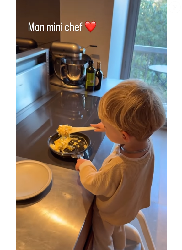Qui a dévoilé ce vendredi 12 septembre une vidéo de lui en pleine préparation d'oeufs

Léo déjà aux fourneaux à seulement 3 ans - Instagram