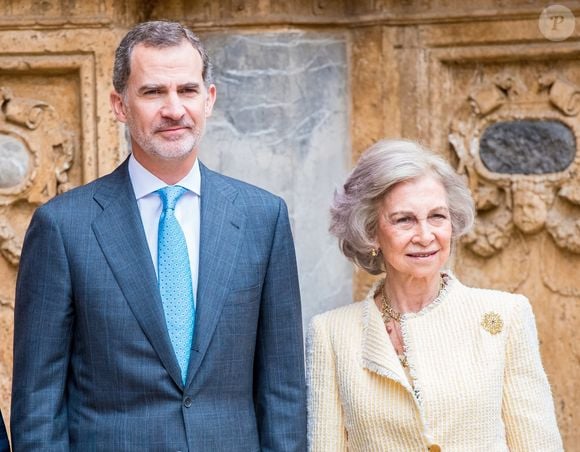 Le roi Felipe VI d'Espagne et sa mère la reine Sofia - La famille royale espagnole assiste à la messe de Pâques à la cathédrale Palma de Majorque le 21 avril 2019. Backgrid USA / Bestimage