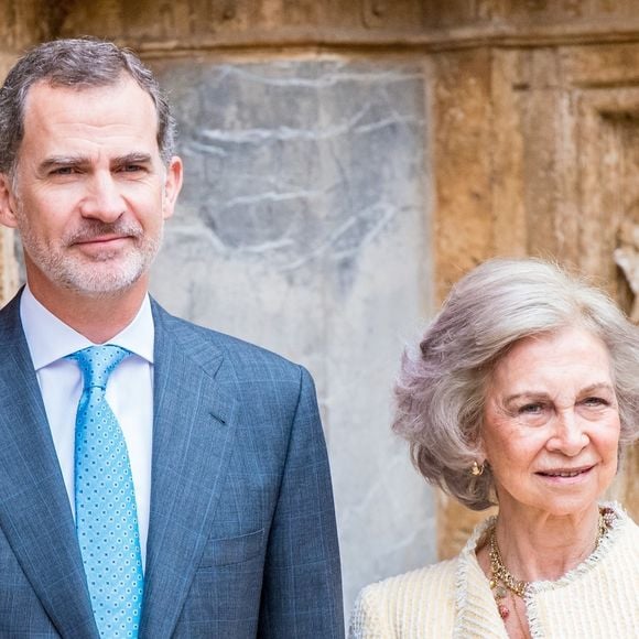 Le roi Felipe VI d'Espagne et sa mère la reine Sofia - La famille royale espagnole assiste à la messe de Pâques à la cathédrale Palma de Majorque le 21 avril 2019. Backgrid USA / Bestimage
