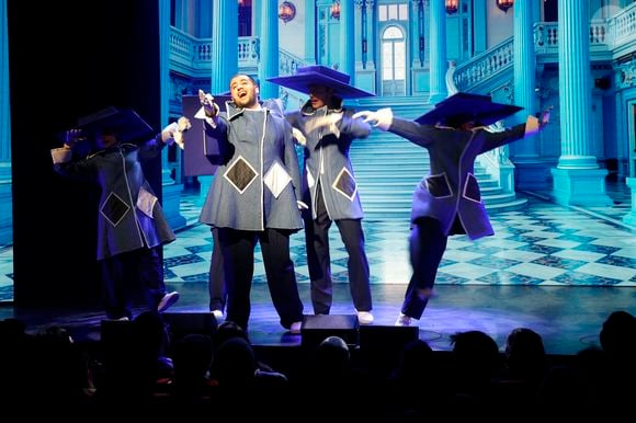 En voyant ainsi Ahcène Menacer briller sur scène devant ses parents admiratifs, les autres anciens pensionnaires du château de Dammarie-les-Lys prennent pleinement conscience que tout est possible et que leur carrière ne fait que commencer.

Exclusif - Première du spectacle "Lilly et le Palais du Music-Hall" au théâtre de la Tour Eiffel à Paris, France, le 29 novembre 2025. © Cédric Perrin/Bestimage