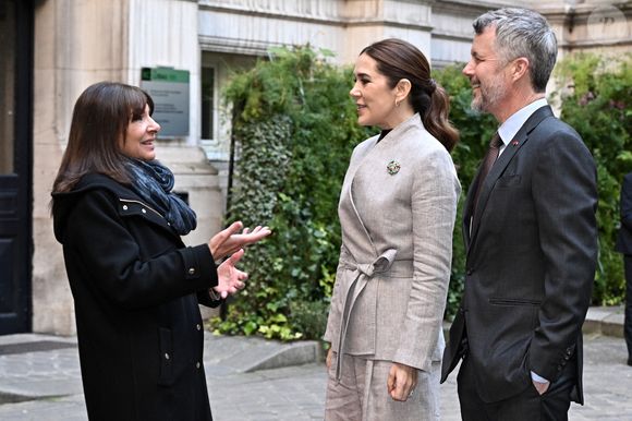 Le roi Frederik et la reine Mary de Danemark accueillis par Anne Hidalgo à l'Hôtel de Ville, le 2 avril 2025, au dernier jour de leur visite d'Etat. Le roi Frederik et la reine Mary de Danemark, ainsi que la maire de Paris ont ensuite embarqués à bord du bateau électrique "Le Mistinguett". Lors de cette croisière sur la Seine, ils assisteront à une conférence sur l'énergie.
© David Nivière / Pool / Bestimage