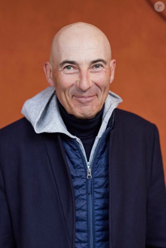 S’il affirme ne pas avoir souffert de cette absence grâce à son émission sur "TF1", il reconnaît retrouver avec excitation le micro.

Nicolas Canteloup au village lors des Internationaux de France de tennis de Roland Garros 2024, à Paris, France, le 3 juin 2024. © Jacovides-Moreau/Bestimage