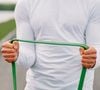 L'élastique adapte la tension musculaire pour travailler les biceps, triceps et épaules, sans avoir recours aux haltères.
