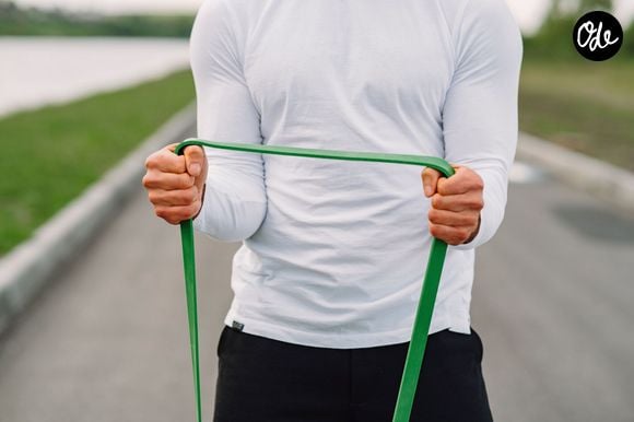 L'élastique adapte la tension musculaire pour travailler les biceps, triceps et épaules, sans avoir recours aux haltères.