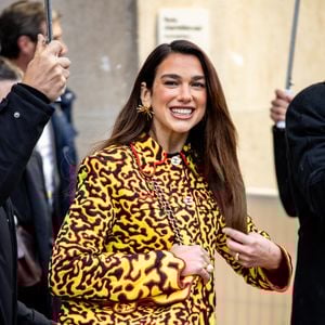 Parmi les restaurants qui ont su agréablement la surprendre se trouve Casa Pregonda, situé au 6 rue Marie-Stuart, dans le 2e arrondissement de Paris.
Dua Lipa - Sorties du deuxième défilé Chanel "Collection Haute Couture Printemps/Eté 2026" lors de la Fashion Week de Paris (PFW) au Grand Palais, à Paris, France, le 27 janvier 2026. © Florian Lavielle/Bestimage