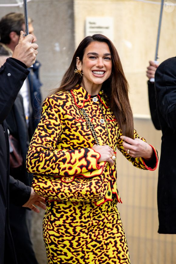 Parmi les restaurants qui ont su agréablement la surprendre se trouve Casa Pregonda, situé au 6 rue Marie-Stuart, dans le 2e arrondissement de Paris. 

Dua Lipa - Sorties du deuxième défilé Chanel "Collection Haute Couture Printemps/Eté 2026" lors de la Fashion Week de Paris (PFW) au Grand Palais, à Paris, France, le 27 janvier 2026. © Florian Lavielle/Bestimage