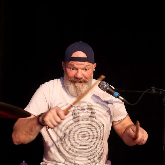 Exclusif - C'est pour l'ouverture du "Festival des fous rires de Bordeaux" que le presentateur tv Alex Jaffrey en compagnie du chef cuisinier Philippe Etchebest et de son groupe de rock "Chef and the Gang" presentent un spectacle musical et humoristique. Le celebre chef a chanté lui-meme plusieurs standards des années 70 à nos jours, le 19 Mars 2023. Patrick Bernard-Fabien Cottereau/BESTIMAGE