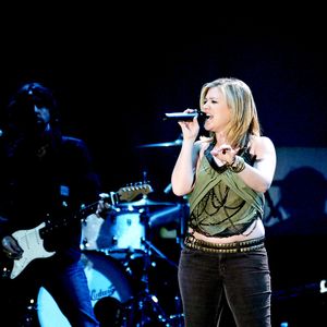Elle devait se produire dix-huit fois au Caesars Palace jusqu’en novembre, après un lancement déjà retardé pour raisons vocales.

Kelly Clarkson en concert à Stockholm.

AFTONBLADET BILD / BESTIMAGE