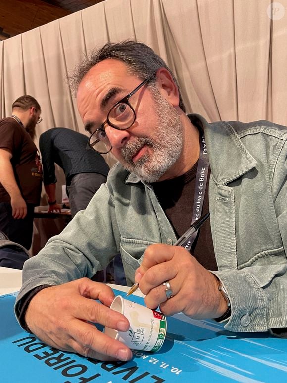 Bruno Solo lors de la 41ème Foire du Livre de Brive dans La Halle Brassens, à Brive-la-Gaillarde, France, le 10 novembre 2023. © Fabien Faure/Bestimage