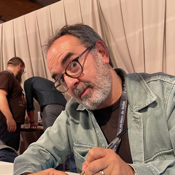 Bruno Solo lors de la 41ème Foire du Livre de Brive dans La Halle Brassens, à Brive-la-Gaillarde, France, le 10 novembre 2023. © Fabien Faure/Bestimage