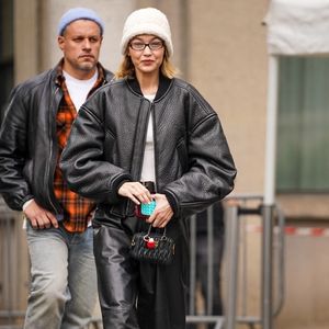 Gigi Hadid quitte le défilé Miu Miu lors de la Fashion Week de Paris (PFW), le 11 mars 2025.