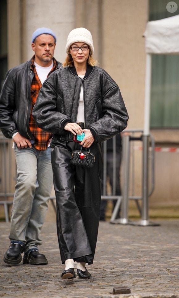 Gigi Hadid quitte le défilé Miu Miu lors de la Fashion Week de Paris (PFW), le 11 mars 2025.
