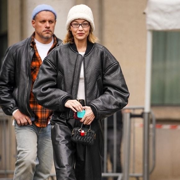 Gigi Hadid quitte le défilé Miu Miu lors de la Fashion Week de Paris (PFW), le 11 mars 2025.