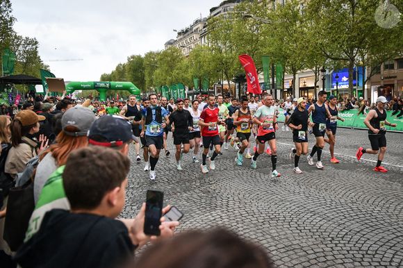 Des coureurs participent au Marathon de Paris 2025 à Paris le 13 avril 2025. Photo by Firas Abdullah/ABACAPRESS.COM