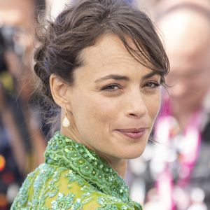 Son rapport au corps s’est affiné au fil de rôles exigeants physiquement, comme dans "Coupez !" ou "Sous la Seine", où elle a dû se préparer intensivement tout en écoutant ses limites. 

Bérénice Bejo - Photocall du film "Coupez ! (Final Cut )" lors du 75e festival annuel du film de Cannes au Palais des Festivals le 18 mai 2022 à Cannes, France. © Cyril Moreau/Bestimage