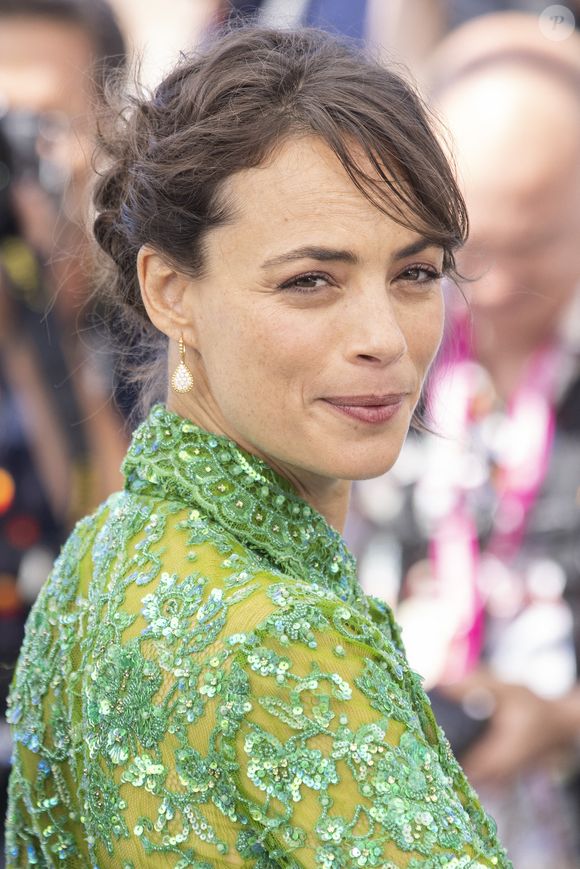 Son rapport au corps s’est affiné au fil de rôles exigeants physiquement, comme dans "Coupez !" ou "Sous la Seine", où elle a dû se préparer intensivement tout en écoutant ses limites. 

Bérénice Bejo - Photocall du film "Coupez ! (Final Cut )" lors du 75e festival annuel du film de Cannes au Palais des Festivals le 18 mai 2022 à Cannes, France. © Cyril Moreau/Bestimage