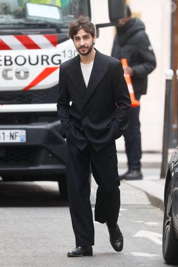 Ben Attal lors de la cérémonie de dévoilement de la plaque "Maison des Illustres" de la Maison Gainsbourg à Paris, France, le 2 avril 2024. © Christophe Clovis/Bestimage