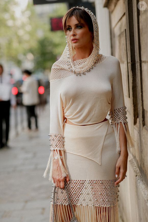 Street style, Malika Menard arrivant au défilé Haute Couture Zuhair Murad Automne Hiver 2024-2025, tenu à l'Hôtel Rothschild, Paris, France, le 26 juin 2024. Photo par Marie-Paola Bertrand-Hillion/ABACAPRESS.COM