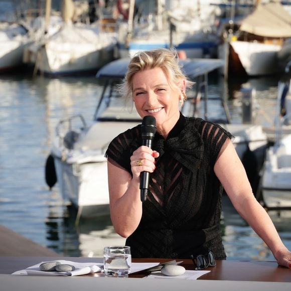 Et en interne, le départ de Philippe Levasseur, ex-dirigeant de Troisième Œil Productions, la société qui produit l’émission pour Mediawan, a laissé un vide.

Anne-Elisabeth Lemoine, sur le plateau de l'émission "C à vous" lors du 78ème Festival International du Film de Cannes, France, le 14 mai 2025. © Jack Tribeca/Bestimage