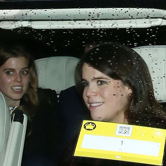 Nul doute que les princesse Beatrice d’York et la princesse Eugenie d’York passeront malgré tout d'excellentes fêtes de fin d'année !

La princesse Beatrice d’York et la princesse Eugenie d’York - Les invités au couronnement du roi d'Angleterre à la sortie du dîner au restaurant Oswald's dans le quartier de Mayfair à Londres, Royaume Uni, le 5 mai 2023.