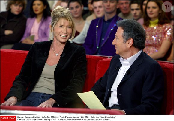 Paris-France, 28 janvier 2004. Julie des Claudettes et Michel Drucker assistent à l'enregistrement de l'émission "Vivement Dimanche : Special Claude Francois'.