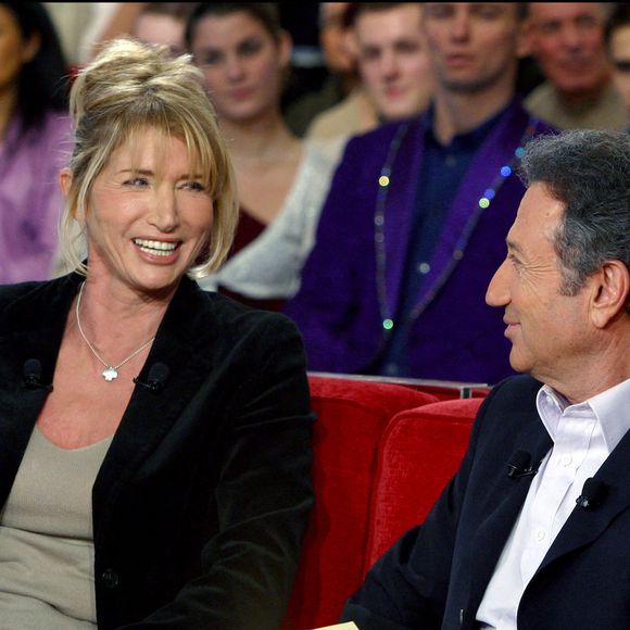 Paris-France, 28 janvier 2004. Julie des Claudettes et Michel Drucker assistent à l'enregistrement de l'émission "Vivement Dimanche : Special Claude Francois'.