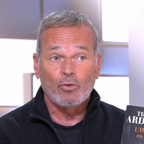 Laurent Baffie présente ses excuses à Thierry Ardisson dans "C à vous", le 6 mai 2025, sur France 5, Laurent Ruquier s'en mêle