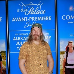 Exclusif - Julien Le Berre, Yann Samuell et Alexandra Lamy lors de la première du film "Compostelle" au cinéma Le Grand Palace aux Sables-d'Olonne, le 19 mars 2026.

Photo : Noël Carrier / Bestimage