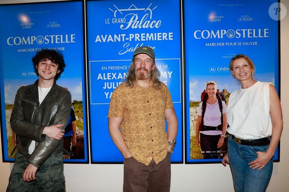 Exclusif - Julien Le Berre, Yann Samuell et Alexandra Lamy lors de la première du film "Compostelle" au cinéma Le Grand Palace aux Sables-d'Olonne, le 19 mars 2026.

Photo : Noël Carrier / Bestimage