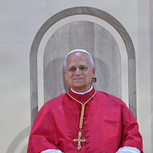 Le pape Léon XIV acclame la foule et prie avec elle au Stade de France à Saint-Denis, près de Paris, le 25 septembre 2026. Firas Abdullah/ABACAPRESS.COM