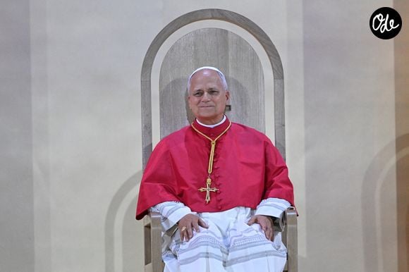 Le pape Léon XIV acclame la foule et prie avec elle au Stade de France à Saint-Denis, près de Paris, le 25 septembre 2026. Firas Abdullah/ABACAPRESS.COM