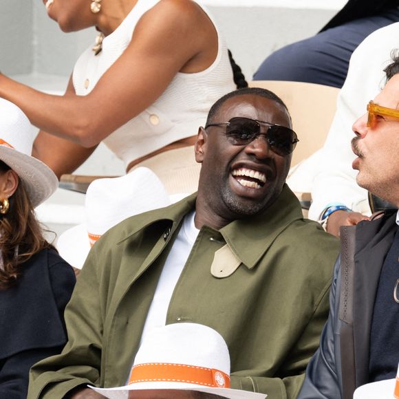 Le comédien, récemment devenu investisseur du Paris Basketball, a attiré l’attention par sa bonne humeur communicative.

Hélène Sy, Omar Sy et Laurent Lafitte assistent au tournoi de Roland Garros 2025 le 7 juin 2025 à Paris, France. Photo par Laurent Zabulon/ABACAPRESS.COM