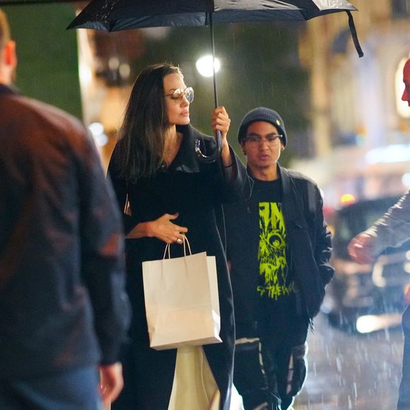 Exclusif - Angelina Jolie fait du shopping avec ses enfants Zahara et Maddox à New York, le 4 octobre 2022. (The ImageDirect / Bestimage).