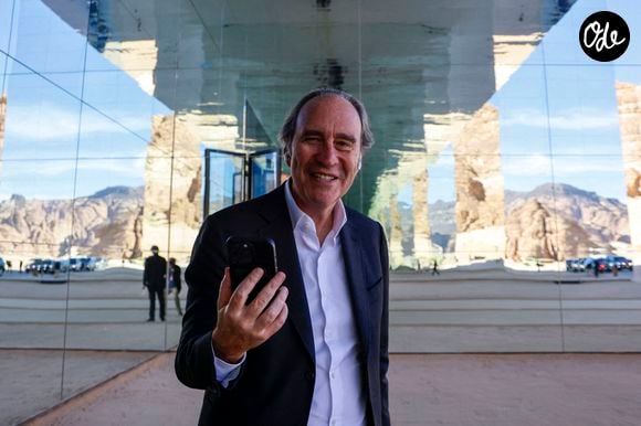 L'homme d'affaires milliardaire français Xavier Niel pose pour une photo au musée Maraya (qui signifie « Miroirs » en arabe), situé près du site archéologique d’al-Hijr (Hegra), à proximité de la ville d’Al-Ula, au nord-ouest de l’Arabie saoudite, le 3 décembre 2024. Photo de Ludovic Marin/Pool/ABACAPRESS.COM