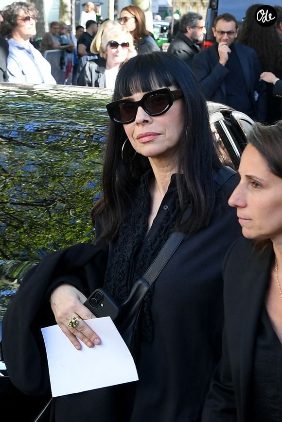 Mathilda May - Sortie des obsèques de Nadia Farès en l'église Saint-Jean-de-Montmartre à Paris, le 24 avril 2026. 
© Lionel Urman / Bestimage