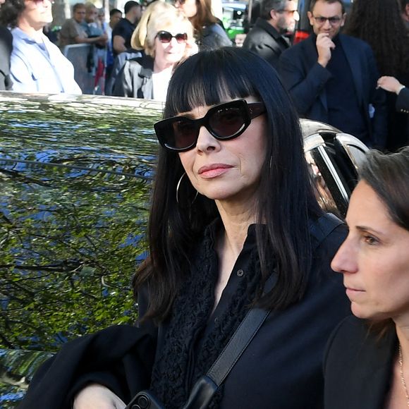 Mathilda May - Sortie des obsèques de Nadia Farès en l'église Saint-Jean-de-Montmartre à Paris, le 24 avril 2026. 
© Lionel Urman / Bestimage