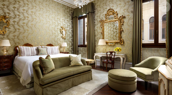 Le catalogue contient aussi des accessoires comme des bougies en porcelaine dorée ou des figurines.

Le groupe Marriott lance sa boutique déco !