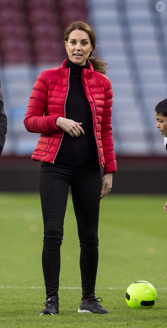 Kate Catherine Middleton, duchesse de Cambridge, en visite à "We are Coach Core Programme" à la "Aston Villa football club" à Birmingham. Le 22 novembre 2017