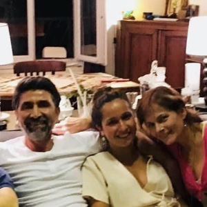 Car la comédienne a eu deux enfants, Léo et Emma. 

Emma Kabouche, la fille de Cécilia Hornus, sur Instagram