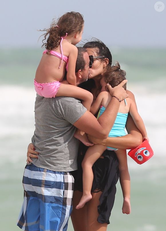 Arnaud Lagardère, sa femme Jade Foret (Lagardère) et leurs enfants Liva, Mila et Emery en vacances à la plage à Miami le 26 octobre 2016.