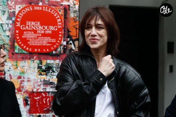 Après le départ de Jane Birkin en 1980, la chambre a disparu de leur quotidien.

Charlotte Gainsbourg lors de la cérémonie de dévoilement de la plaque "Maison des Illustres" de la Maison Gainsbourg à Paris, France, le 2 avril 2024. © Christophe Clovis/Bestimage